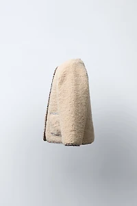 VESTE EFFET MOUTON À LISERÉS FLEURIS