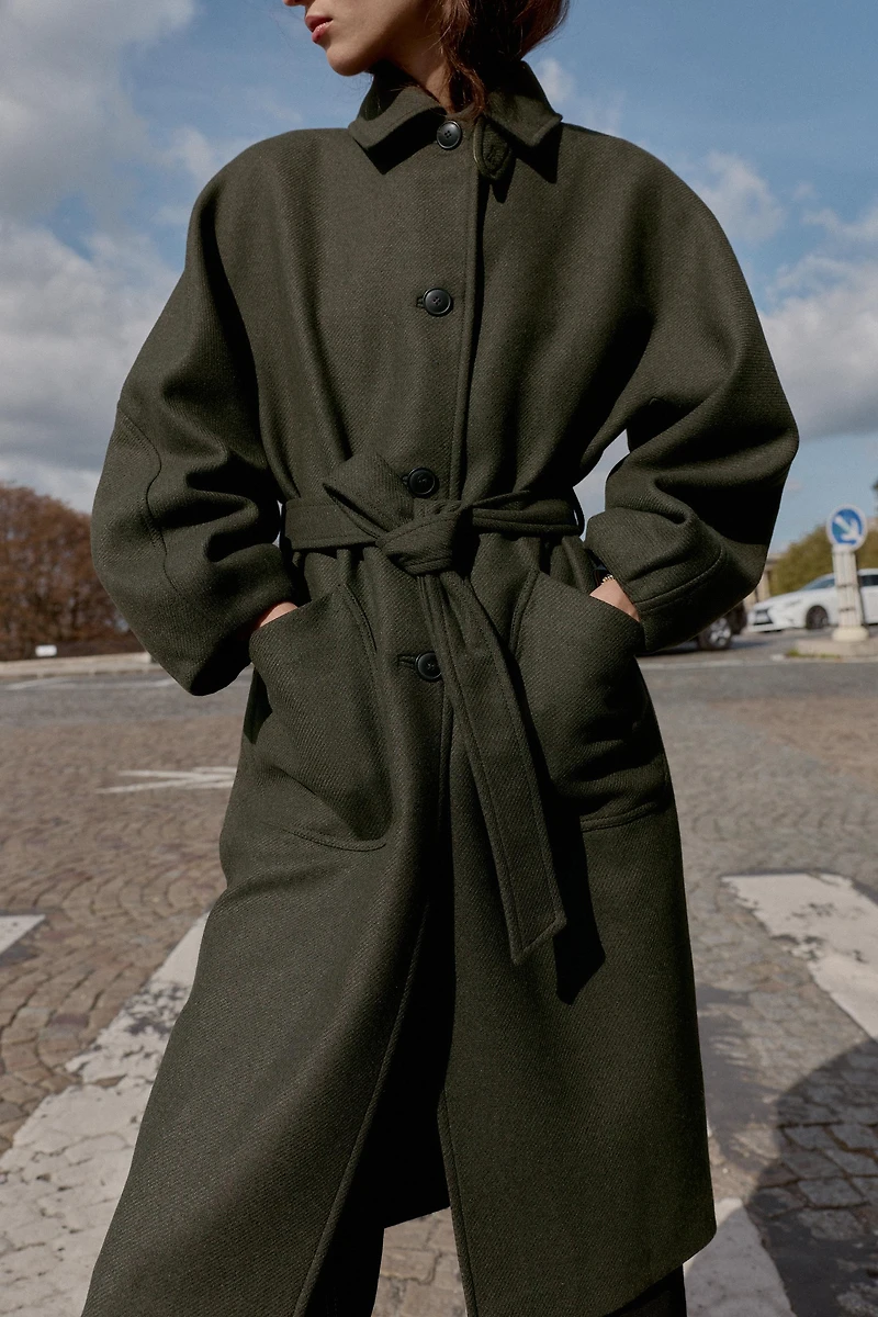 MANTEAU À MANCHES BALLON AVEC LAINE ET COL CONTRASTANT