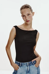 OFF-THE-SHOULDER RIBBED T-SHIRT