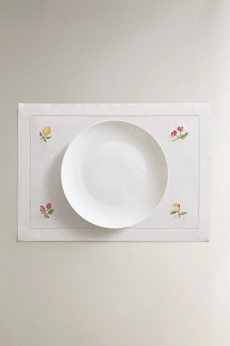EMBROIDERED FRUIT PLACEMAT