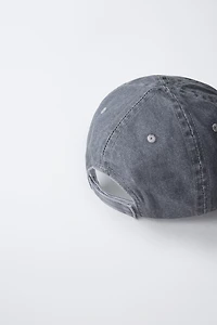 CASQUETTE EN DENIM AVEC INSCRIPTION BRODÉE
