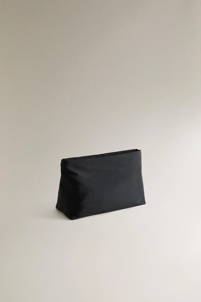 TECHNICAL FABRIC TOILETRY BAG