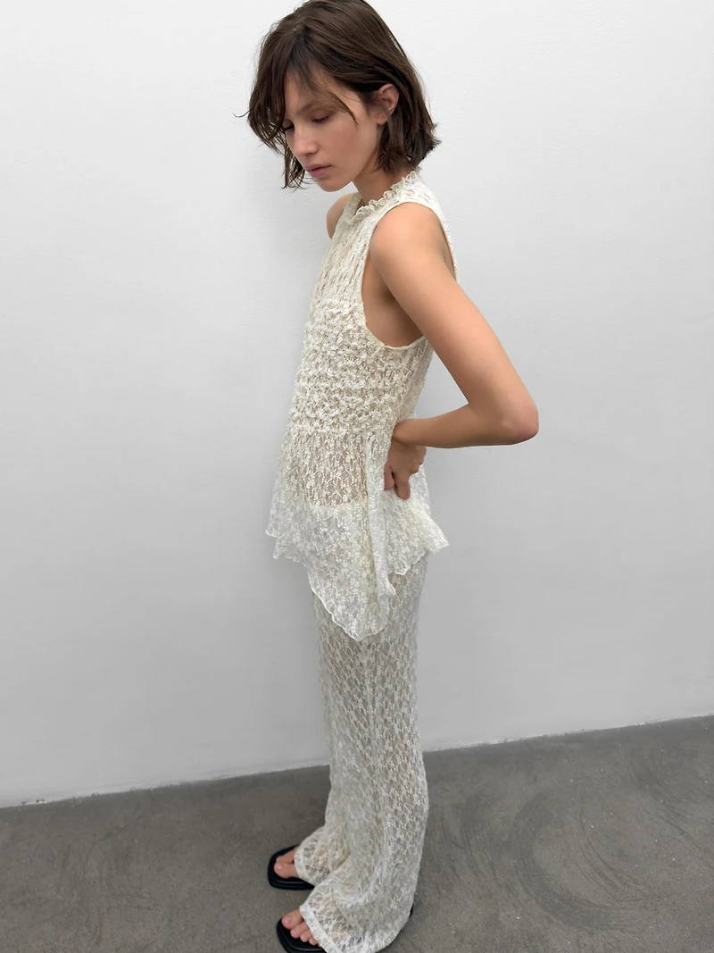 GATHERED LACE TOP
