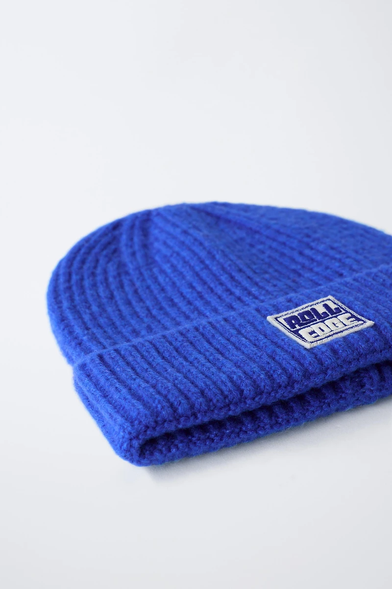 KNIT HAT WITH LABEL