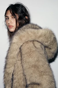 MANTEAU EN FAUSSE FOURRURE À CAPUCHE