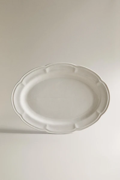 RAISED DESIGN PORCELAIN SERVING DISH