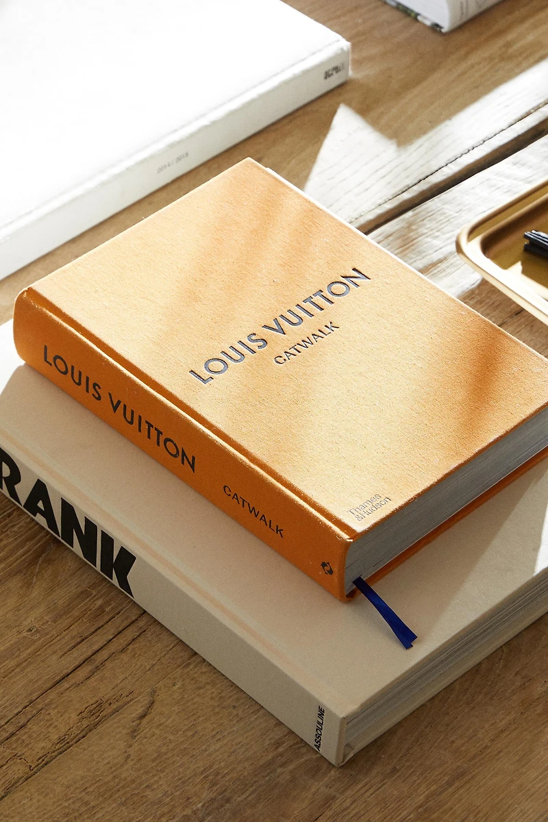 LIVRE LOUIS VUITTON CATWALK