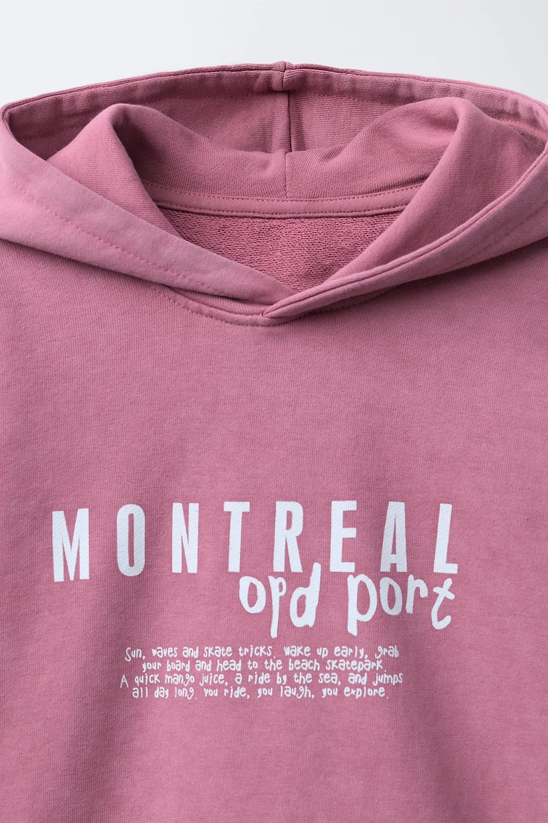 SWEAT À CAPUCHE ET INSCRIPTION