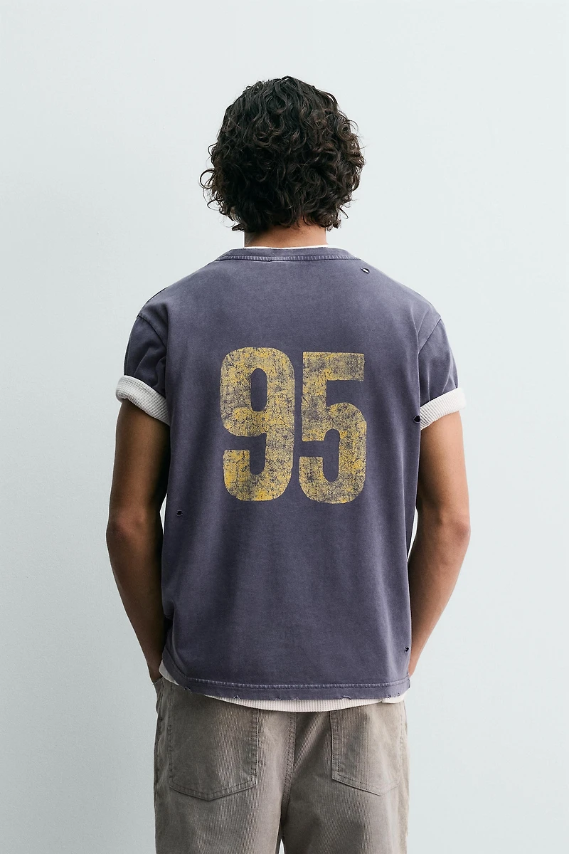 T-SHIRT DÉLAVÉ À IMPRIMÉ NUMÉRO