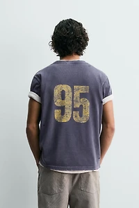 T-SHIRT DÉLAVÉ À IMPRIMÉ NUMÉRO