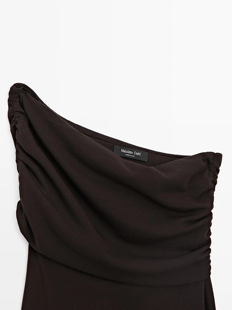 Top asymétrique à encolure drapée