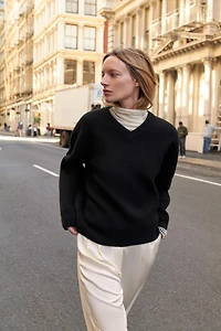 PLAIN KNIT V-NECK JUMPER