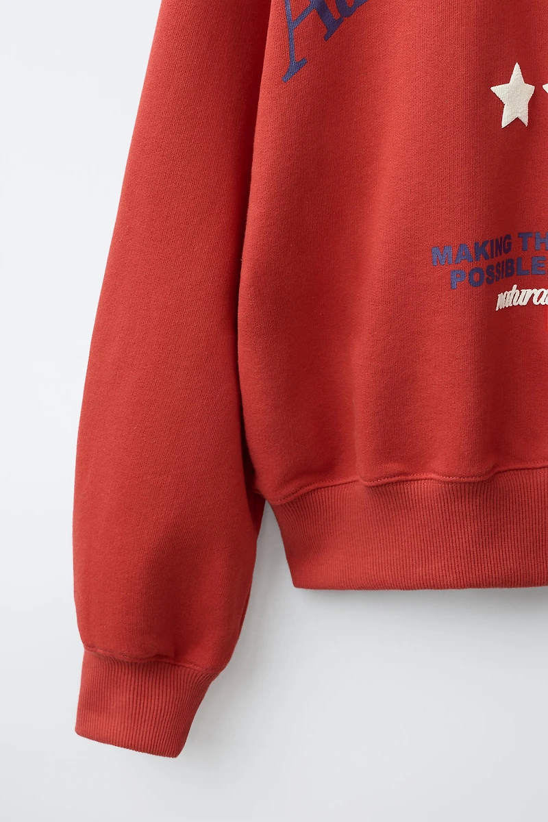SWEAT À CAPUCHE ET INSCRIPTION