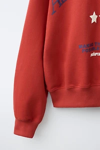 SWEAT À CAPUCHE ET INSCRIPTION