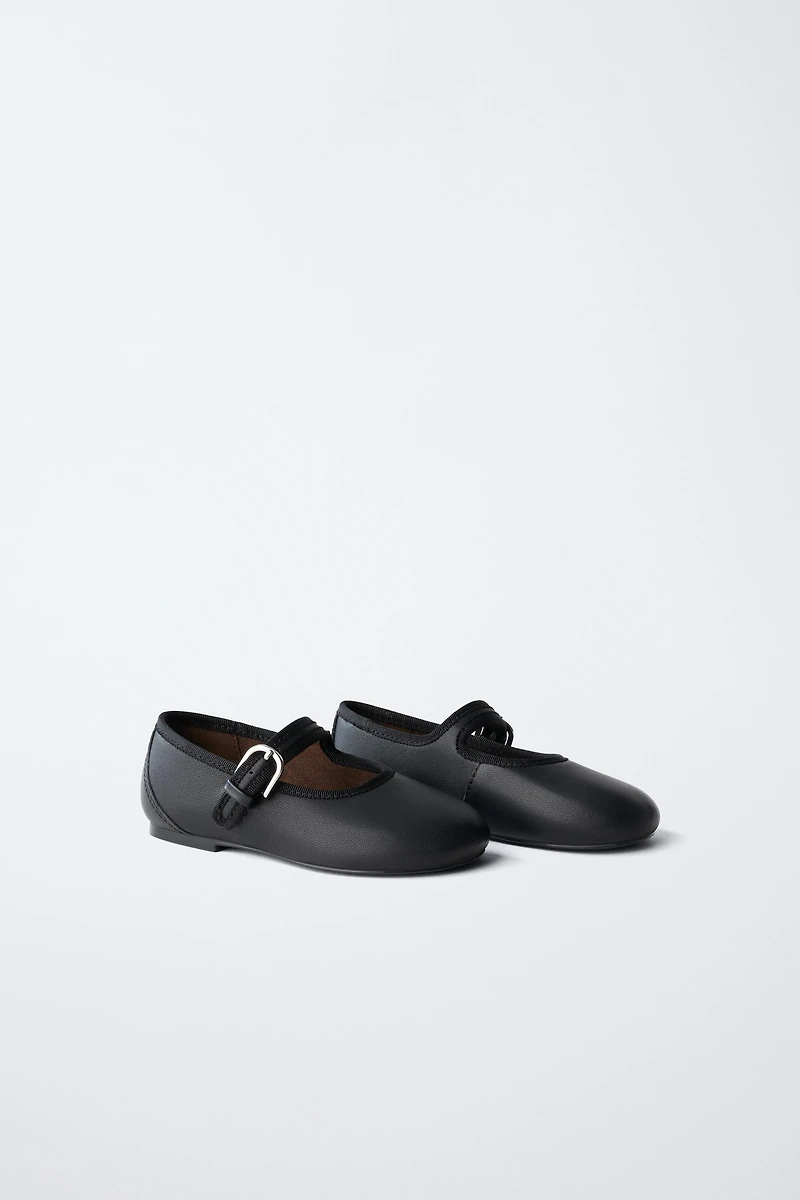 BALLERINES EN CUIR À BOUCLE