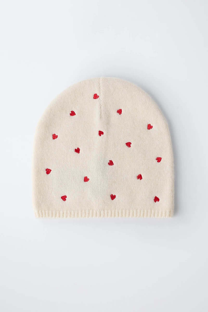 BONNET EN MAILLE CŒURS BRODÉS
