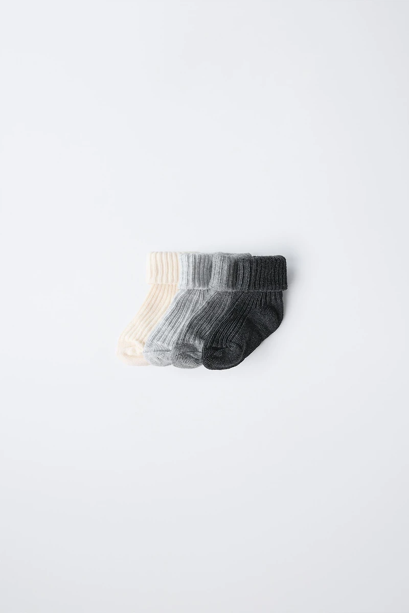 LOT DE QUATRE PAIRES CHAUSSETTES EN BOÎTE
