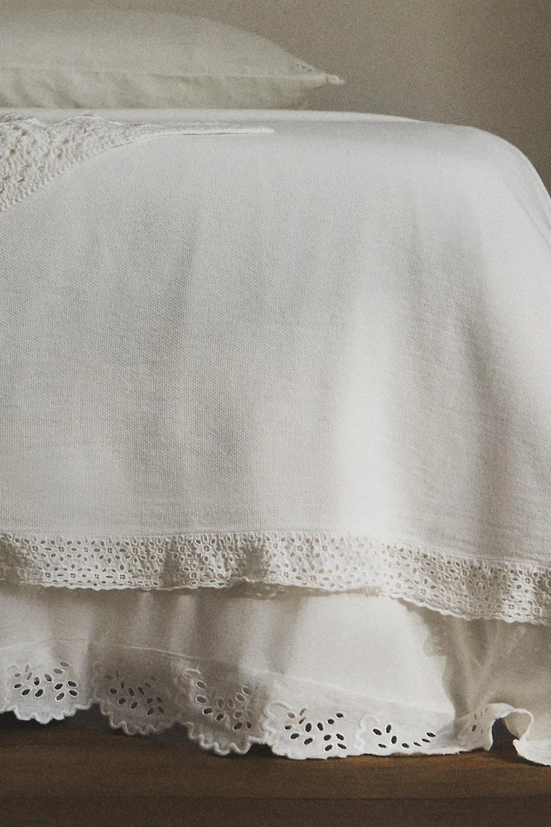 COTTON BEDSPREAD WITH EMBROIDERED RUFFLE