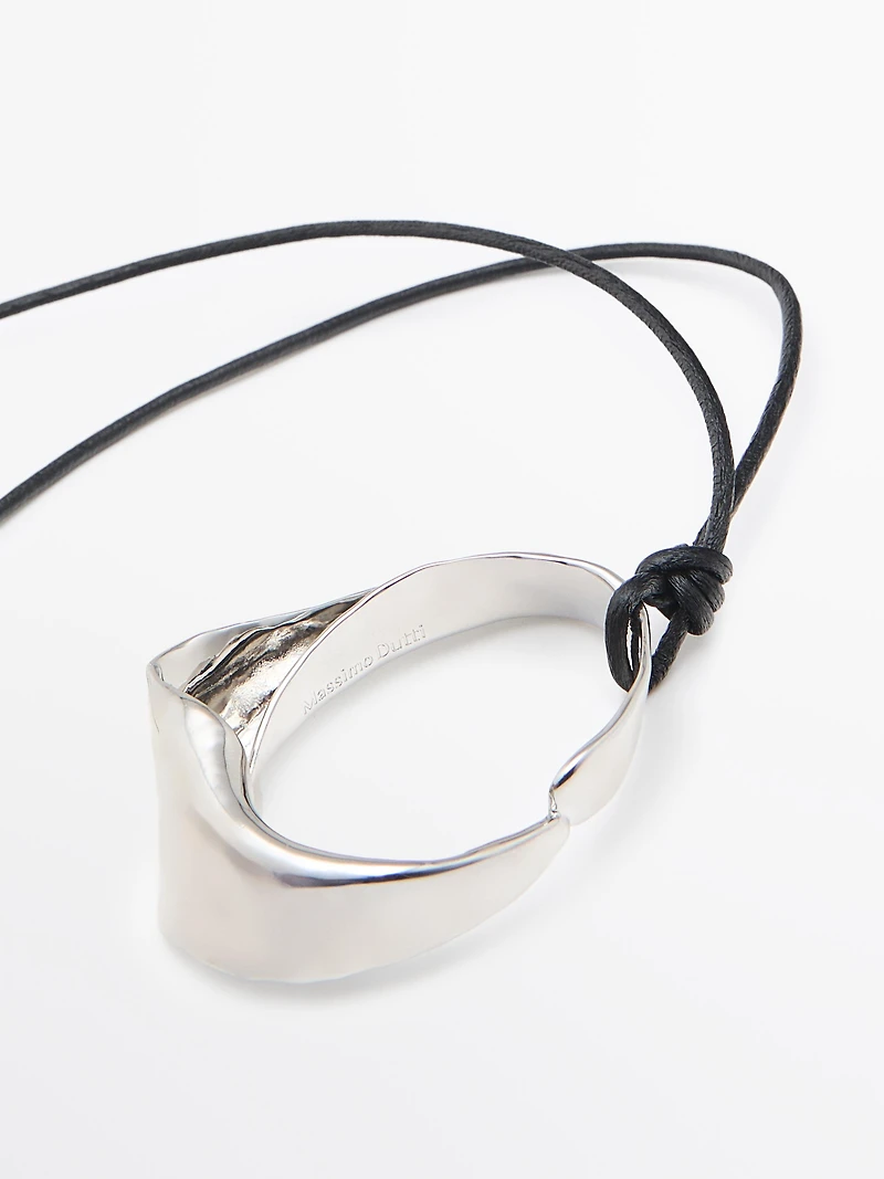 Collier pendentif irrégulier cordon cuir