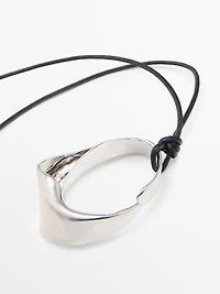 Collier pendentif irrégulier cordon cuir