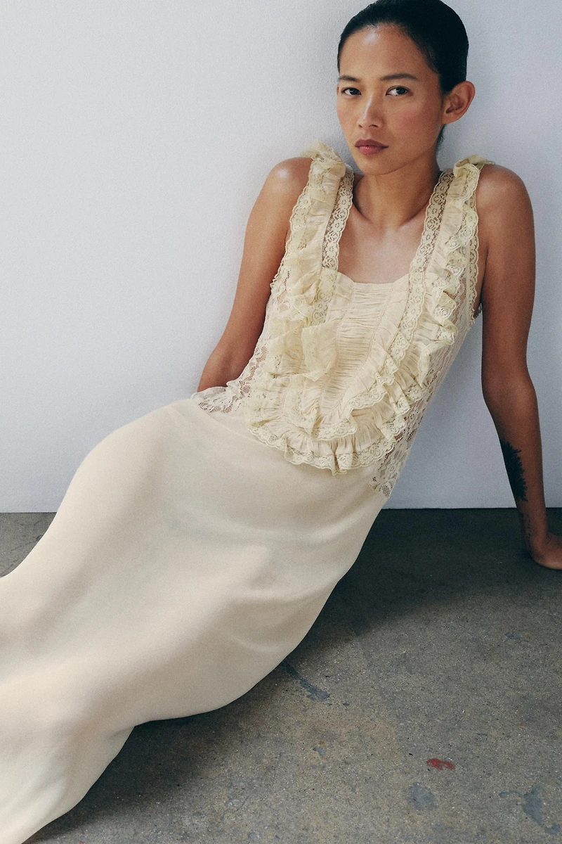 ROBE LONGUE DRAPÉE EN DENTELLE