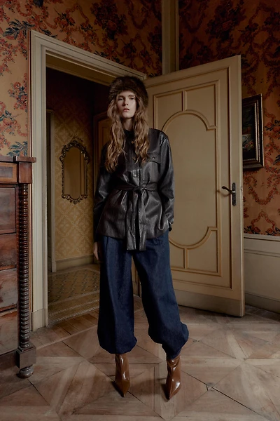 VESTE LONGUE EN MATIÈRE SYNTHÉTIQUE AVEC CEINTURE