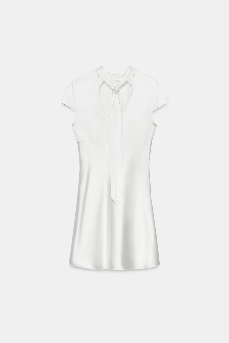 ROBE SATINÉE À OUVERTURE
