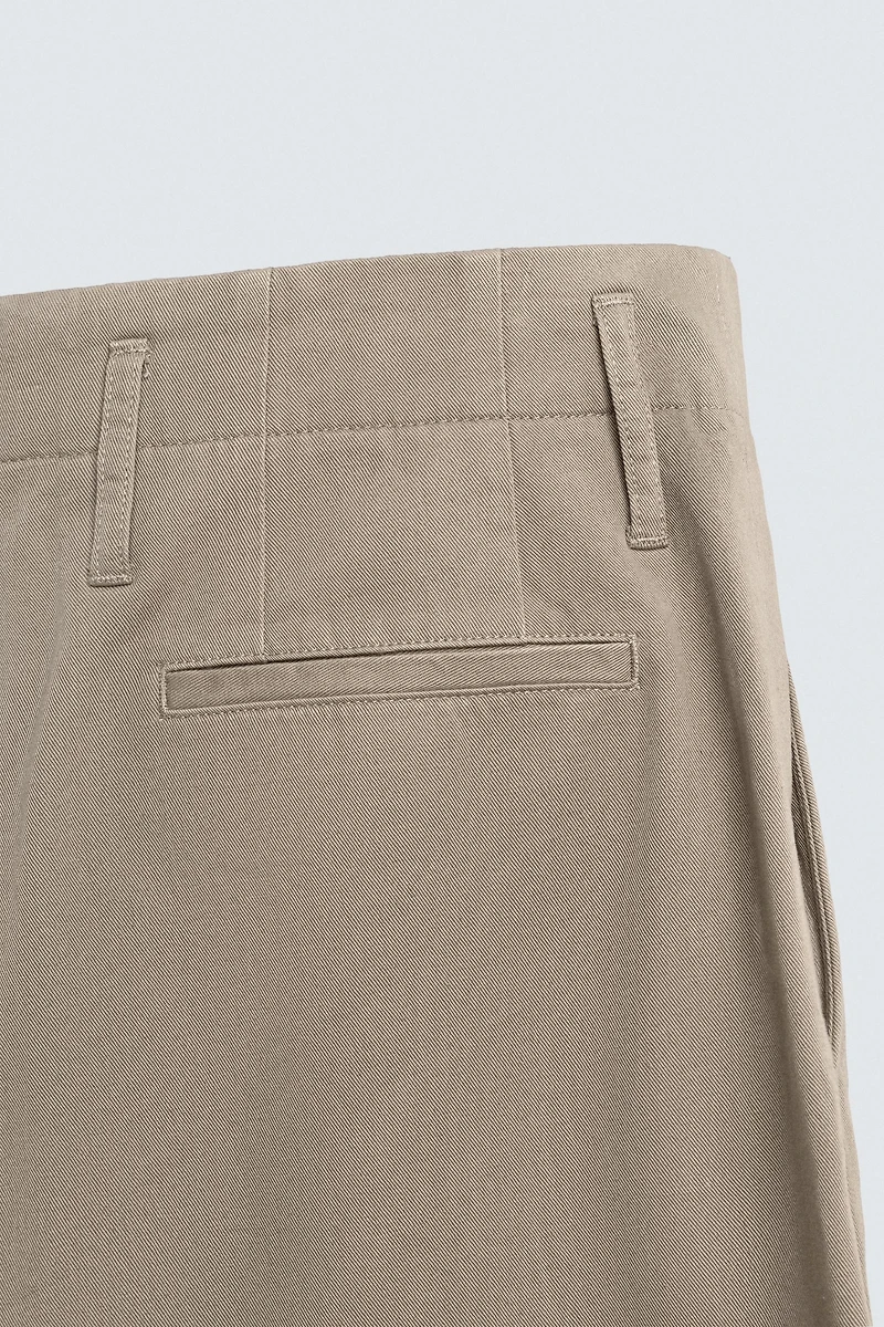 PANTALON CHINO À PLIS