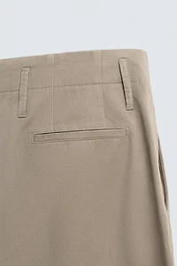 PANTALON CHINO À PLIS