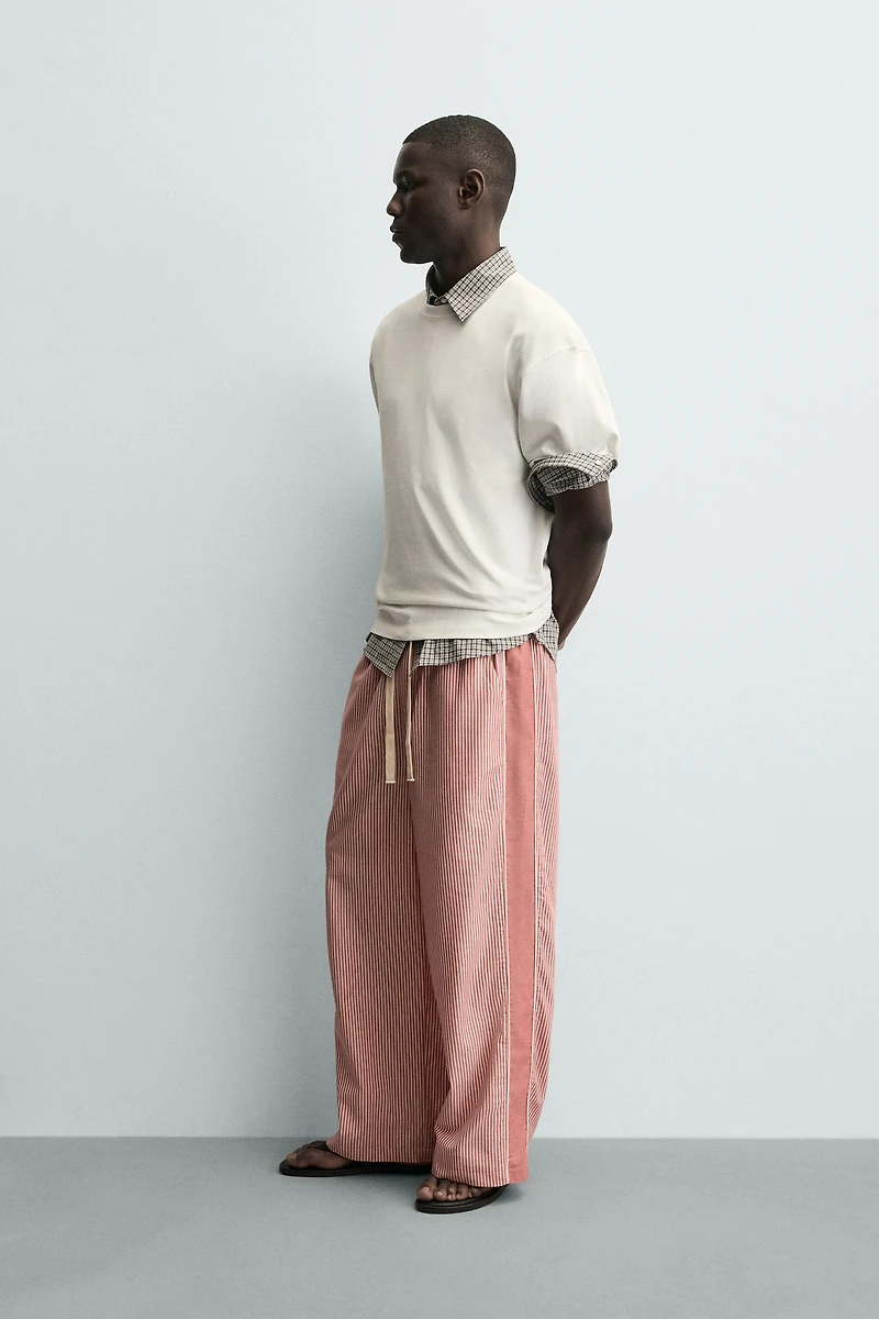 PANTALON À RAYURES ET BANDE EN CONTRASTE