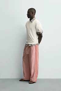PANTALON À RAYURES ET BANDE EN CONTRASTE