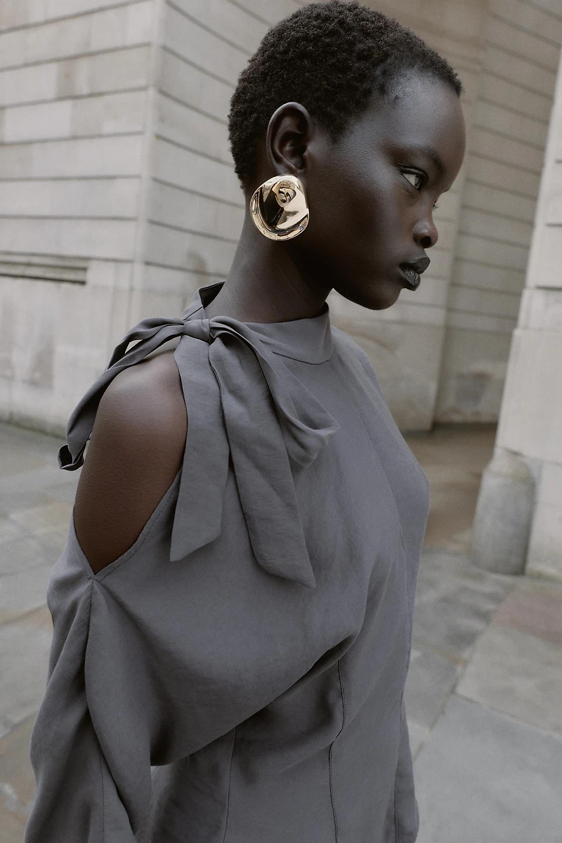 BLOUSE OUVERTURE ÉPAULE ET NŒUD