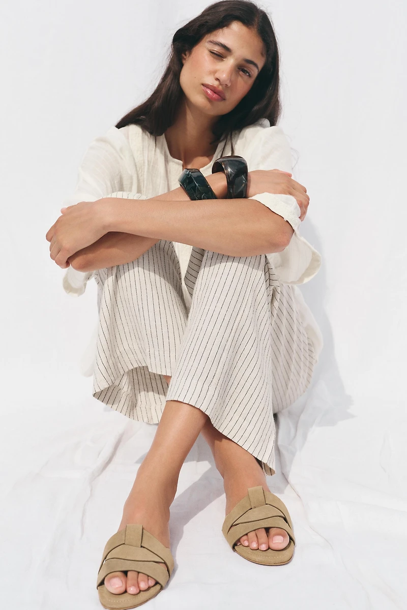 FLAT SUEDE CROSSED SANDALS