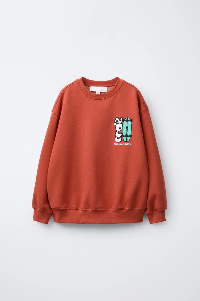 RAISED PRINT SWEATSHIRT