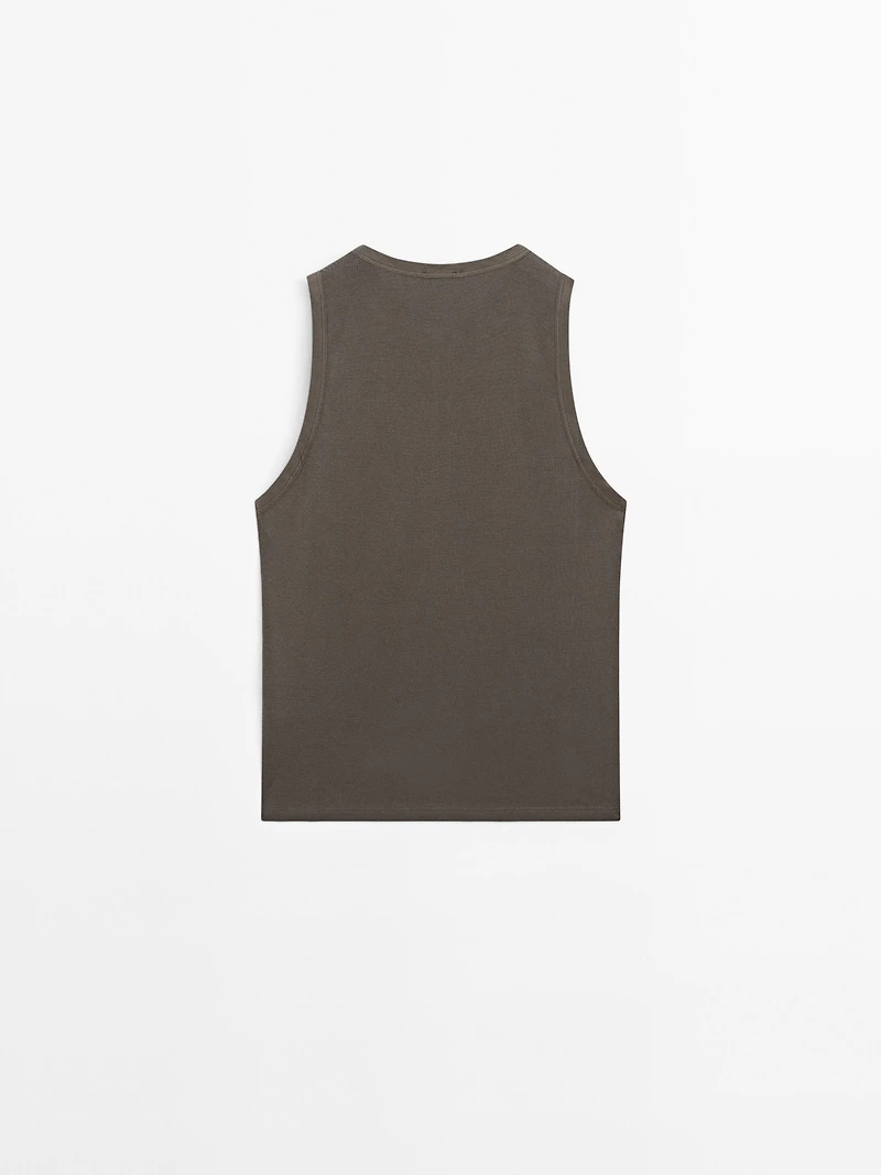 Top with contrast trim detail