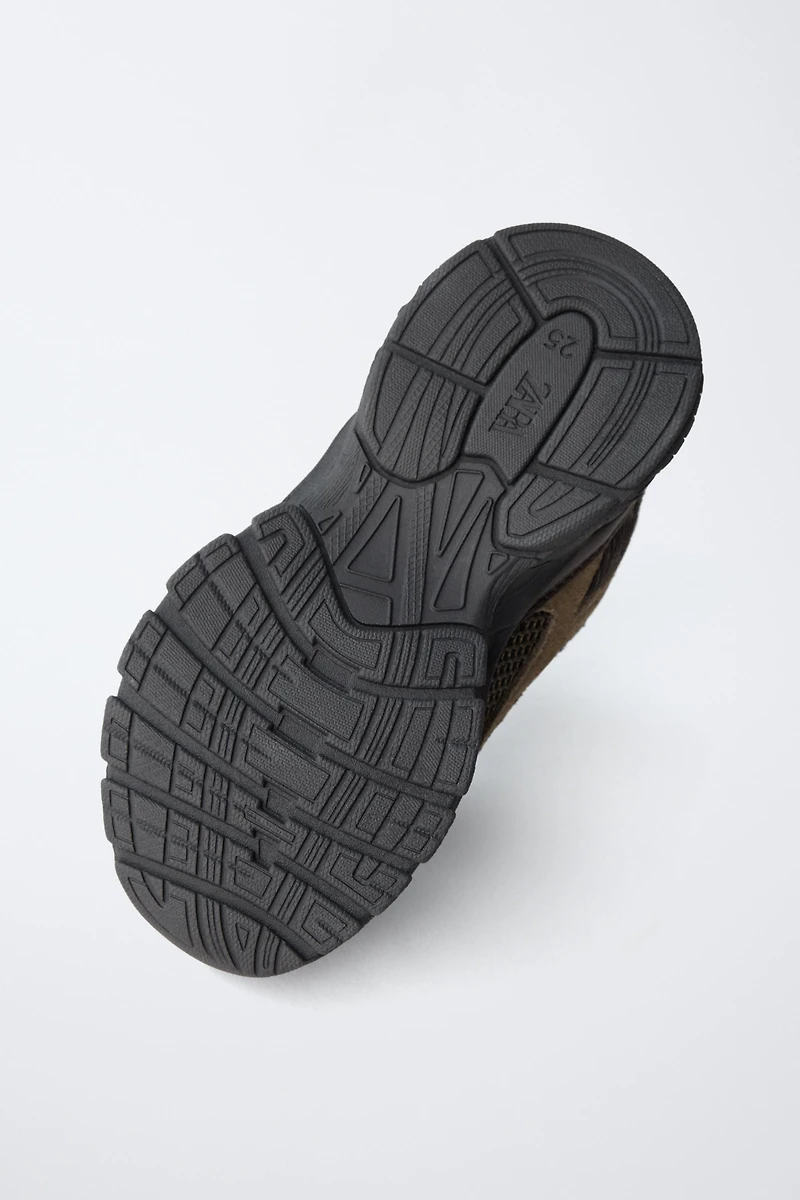 CHAUSSURES DE SPORT EN RÉSILLE