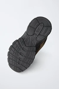 CHAUSSURES DE SPORT EN RÉSILLE