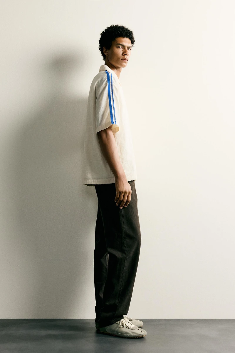 CHEMISE À BANDES AVEC BRODERIE EN CONTRASTE