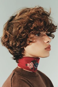 FOULARD RAS DU COU BRODERIES FLEURS