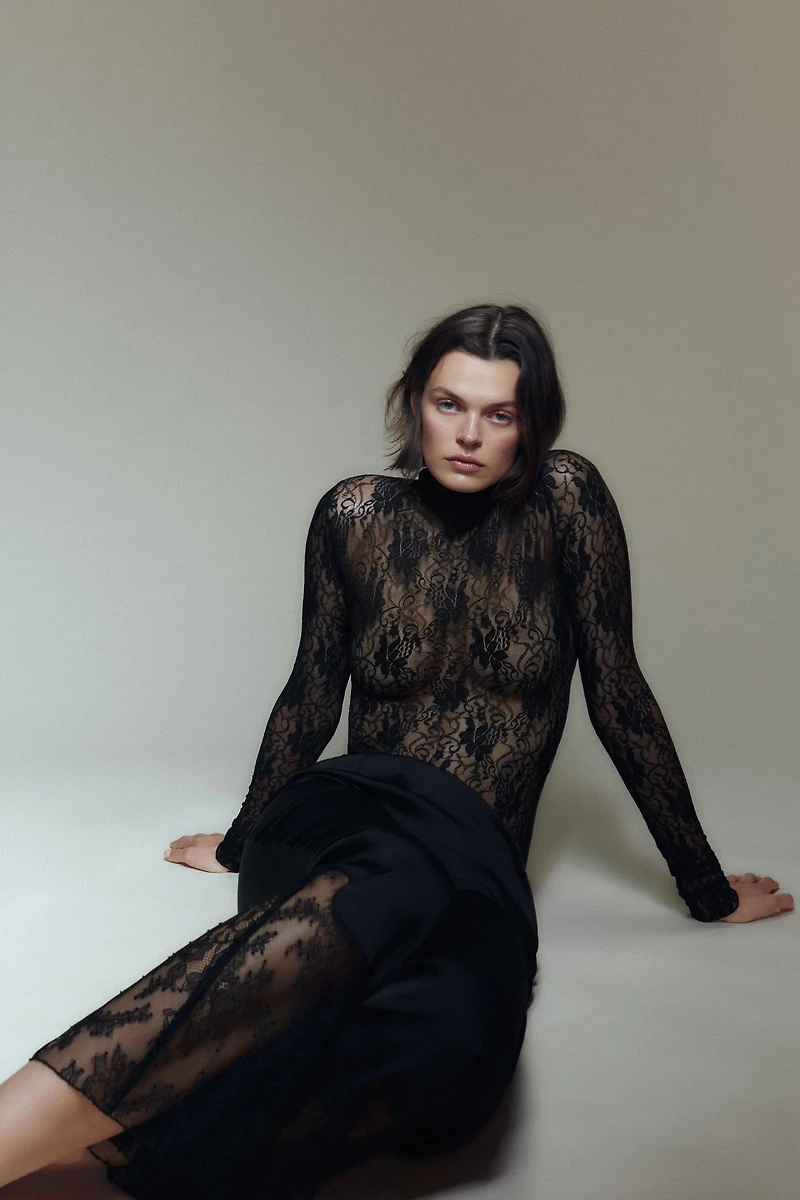 PANTALON SATINÉ AVEC DÉTAILS EN DENTELLE