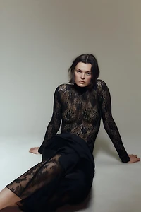 PANTALON SATINÉ AVEC DÉTAILS EN DENTELLE