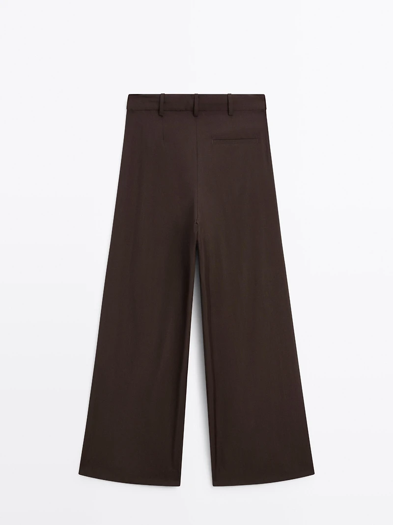 Flowing trousers with darts