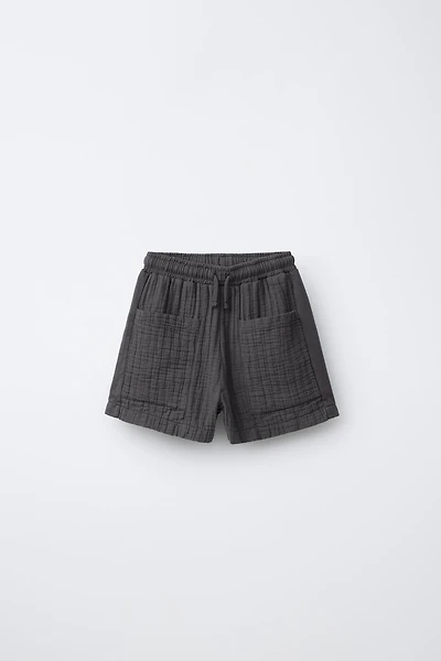 SHORT EN MATIÈRES VARIÉES ET TEXTURÉ