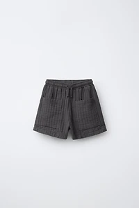SHORT EN MATIÈRES VARIÉES ET TEXTURÉ