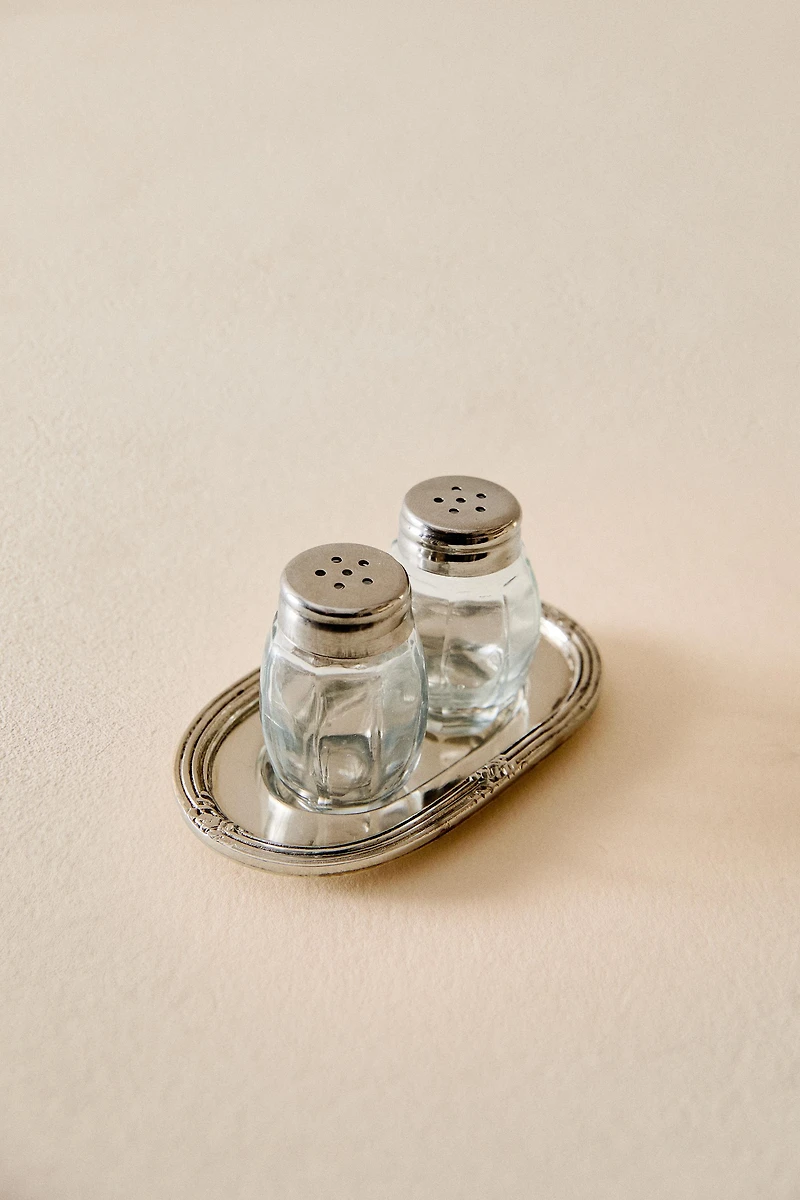SALT AND PEPPER SHAKER SET WITH TRAY
