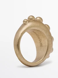 Ring with round pieces