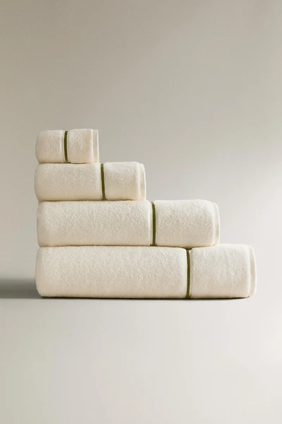 SERVIETTE DE BAIN BRODÉE