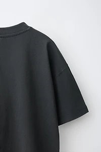 T-SHIRT EFFET DÉLAVÉ À POCHE ET LOGO BRODÉ