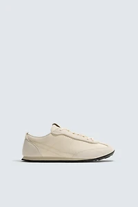 BASKETS EN CUIR