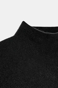 TOP EN MAILLE ASYMÉTRIQUE À DÉCORS LATÉRAUX